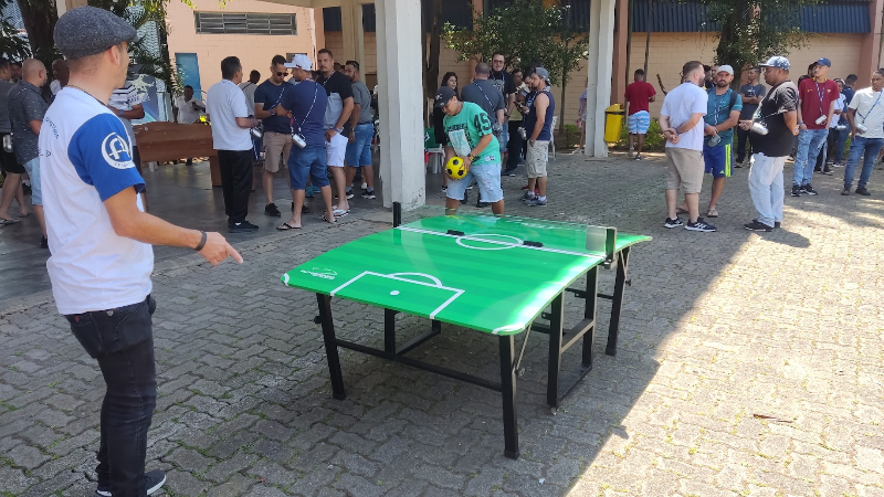 Crianças se divertindo em festa infantil com brinquedos alugados da Luck Kids na Zona Leste de São Paulo