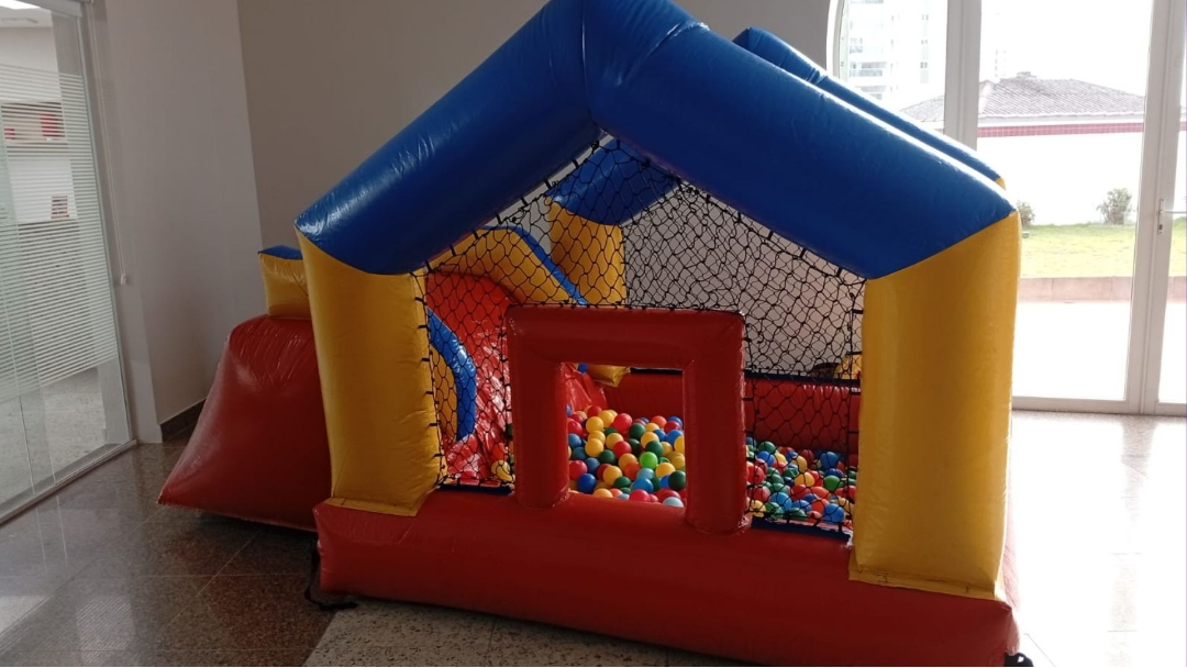 Piscina de Bolinhas com Escorregador para aluguel em festa infantil na Zona Leste de São Paulo - Luck Kids