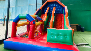 Tobogã Inflável Indoor para aluguel em festa infantil na Zona Leste de São Paulo - Luck Kids