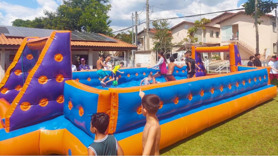 Crianças se divertindo em festa infantil com brinquedos alugados da Luck Kids na Zona Leste de São Paulo (3)