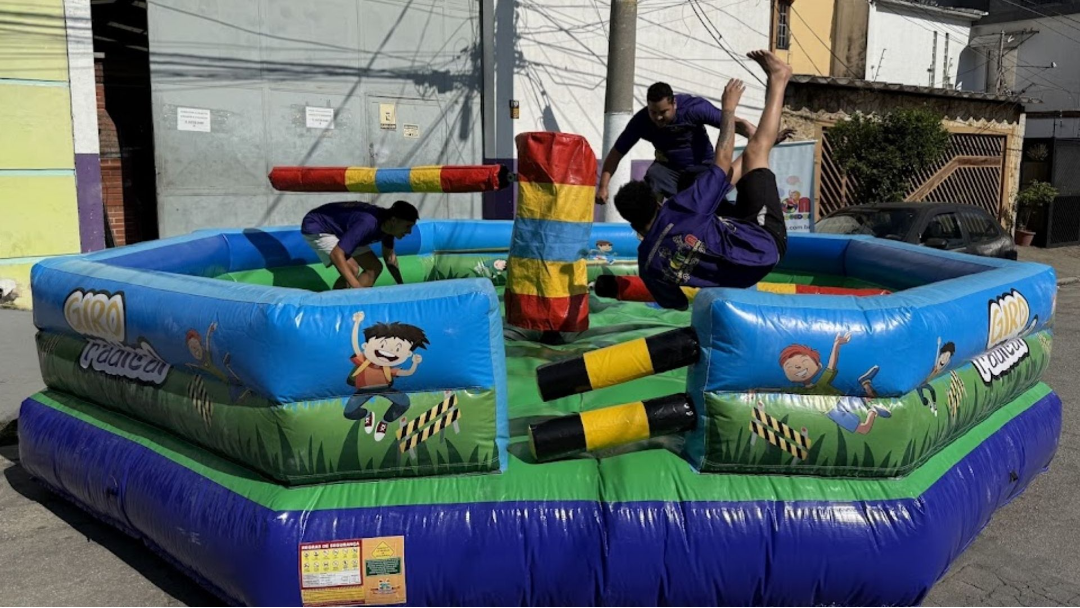 Crianças se divertindo em festa infantil com brinquedos alugados da Luck Kids na Zona Leste de São Paulo (2)