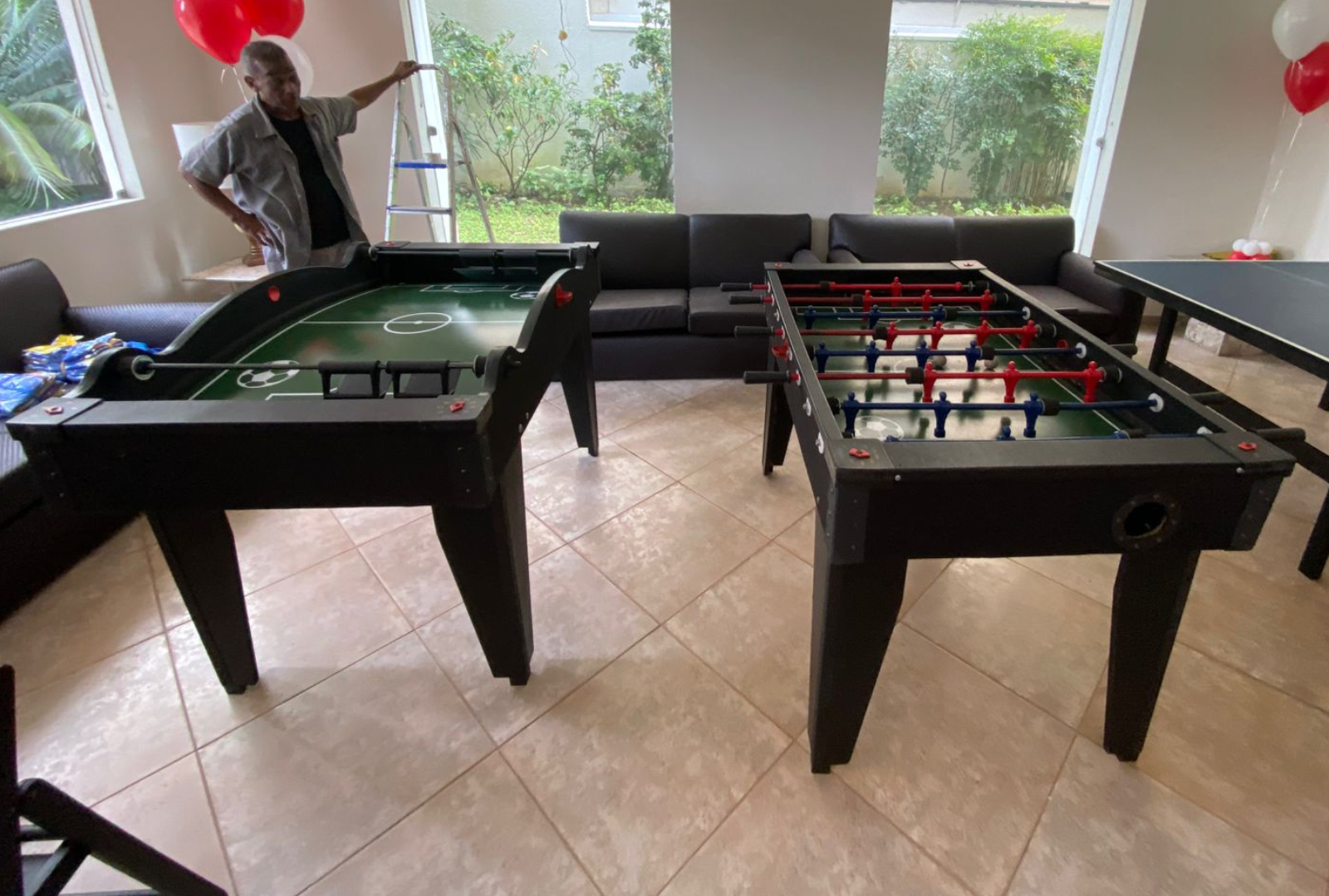 Salão de jogos com mesas de pebolim, ping-pong e air hockey da Luck Kids para festas na Zona Leste de São Paulo