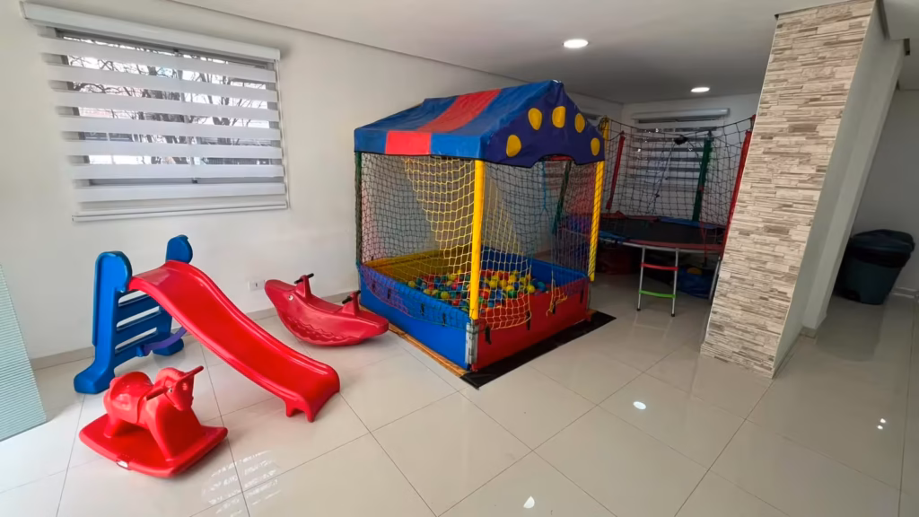 Buffet infantil montado para festa de aniversário na zona leste de São Paulo