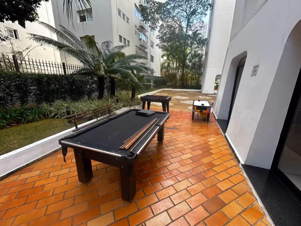 Comparação visual entre buffet infantil e festa em casa na zona leste