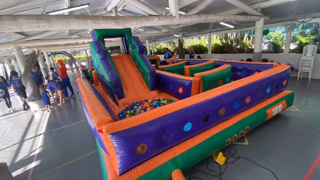 Família planejando a escolha do espaço ideal para festa infantil na zona leste