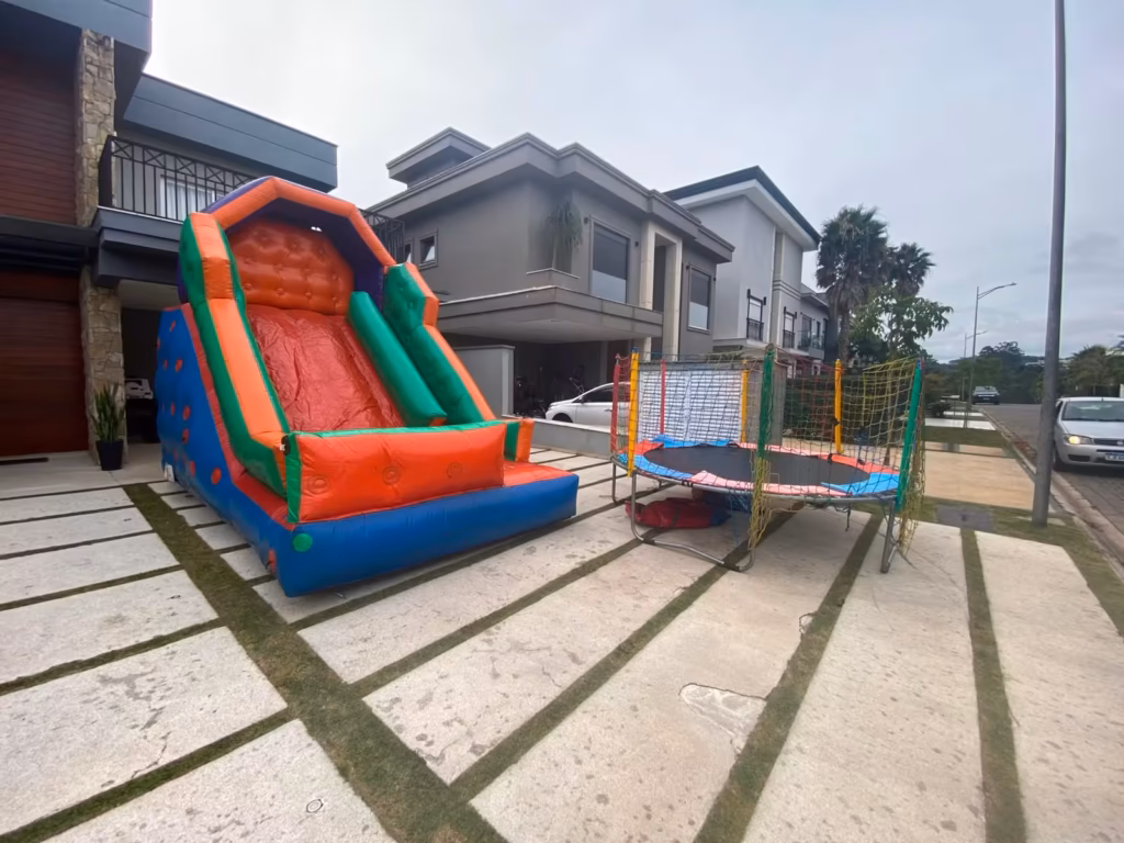 Quadra esportiva usada como espaço para festa infantil na zona leste
