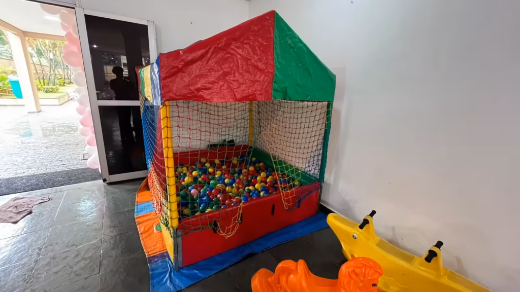 A piscina de bolinhas média tradicional é um ótimo brinquedo com alto benefício e baixo custo de locação