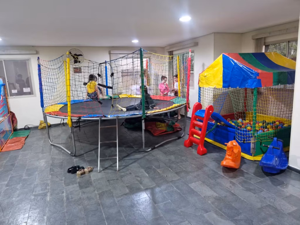 Além da Decoração Infantil a Piscina de Bolinhas e a Cama Elástica podem ser contratadas para o sucesso do evento