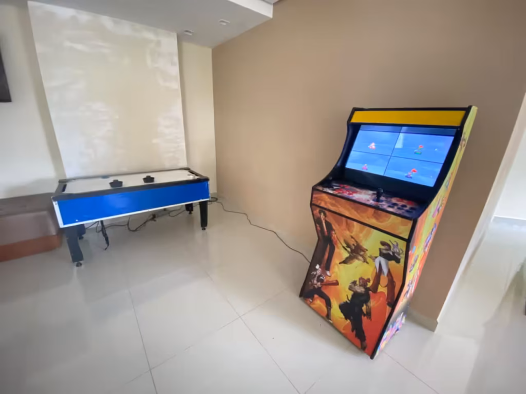 Brinquedos para multi faixas etárias como mesa de air game e fliperama multijogos são indispensáveis para grupos grandes