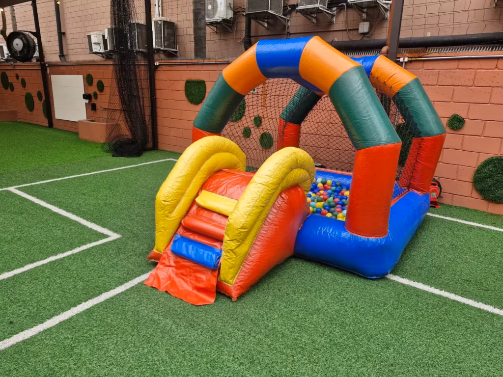 Piscina de Bolinhas Inflável que pode ser utlizada também para auxiliar na decoração de eventos